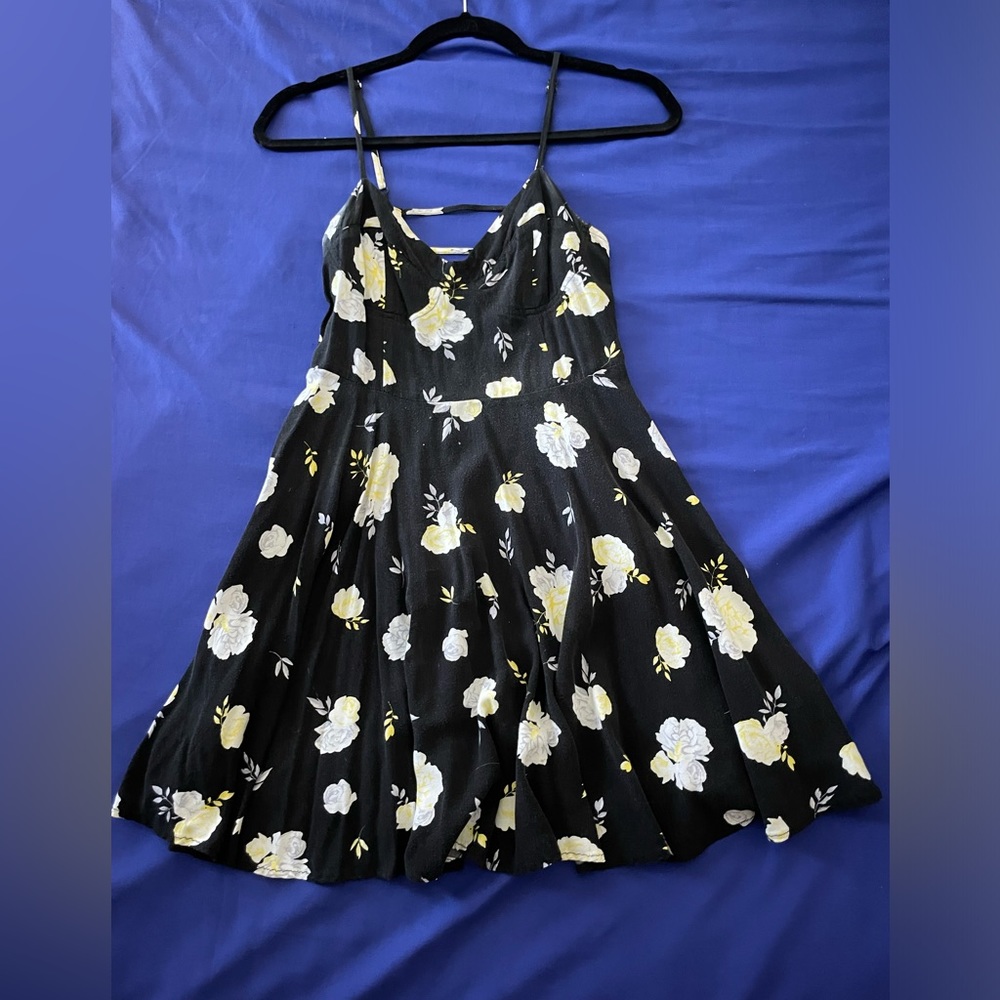 Black dress with yellow flowers
Adjustable straps
Strappy back